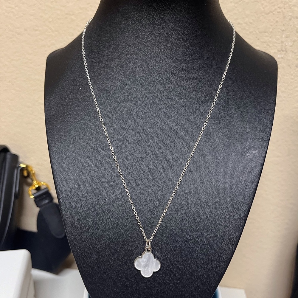 🩵 Fashion silver tone clover necklace 16”